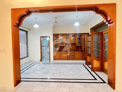 ایف ۔ 11 اسلام آباد میں 6 کمروں کا 1 کنال مکان 5.0 لاکھ میں کرایہ پر دستیاب ہے۔