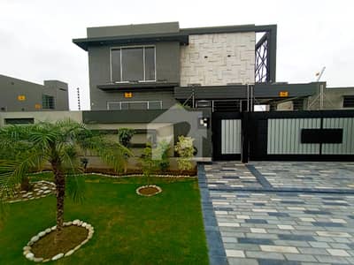 ڈی ایچ اے فیز 4 ڈیفنس (ڈی ایچ اے),لاہور میں 5 کمروں کا 1 کنال مکان 6.5 کروڑ میں برائے فروخت۔