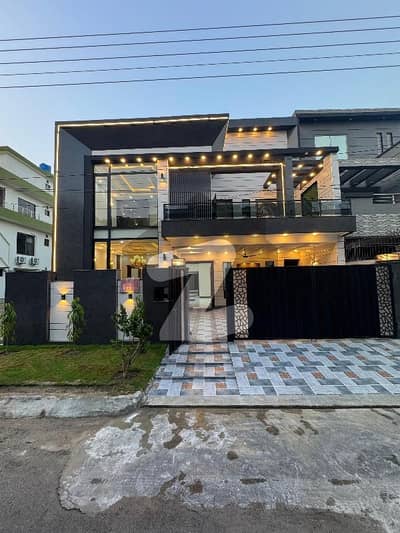 8 Marla like New used Modern Designer House For Rent closed to park