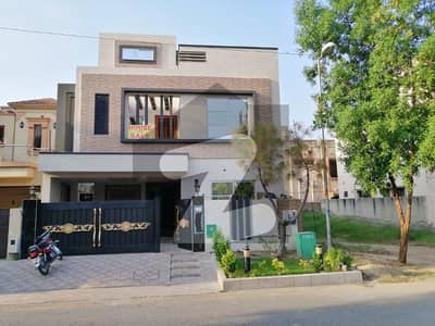 A BEAUTIFUL 8 MARLA HOUSE FOR SALE IN USMAN BLOCK SECTOR B BAHRIA TOWN LAHORE