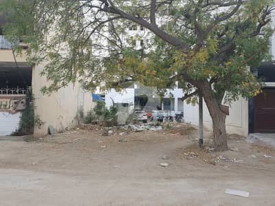 Chance Deal For Sale 240sqyrd Plot In Very Resonable Price In Prime Sector