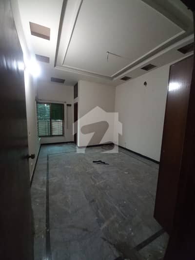 IQBAL TOWN : 10 MARLA UPPER PORTION TILED FLOORING