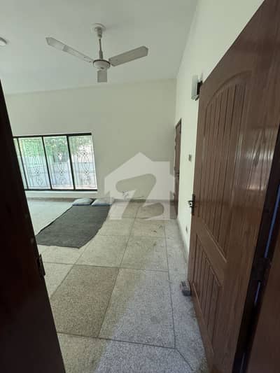 جی ۔ 9 اسلام آباد میں 4 کمروں کا 6 مرلہ مکان 5.6 کروڑ میں برائے فروخت۔
