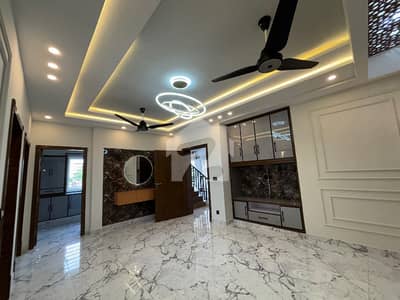 ٹاپ سٹی 1 اسلام آباد میں 5 کمروں کا 10 مرلہ مکان 4.8 کروڑ میں برائے فروخت۔