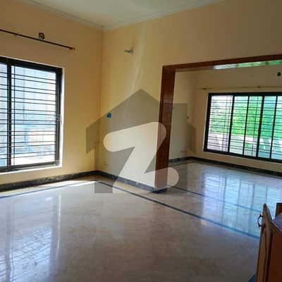 ایف ۔ 11 اسلام آباد میں 5 کمروں کا 1 کنال مکان 4.5 لاکھ میں کرایہ پر دستیاب ہے۔