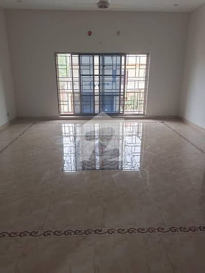 Etihad Town Ph 1 Main Raiwind Road Lahore  10 Marla Fast Flour For Rent