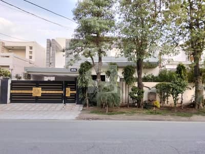 One Kanal Used Modern Design Bungalow For Sale At Prime Location Of DHA Lahore Near To Park Masjid & Commercial Market