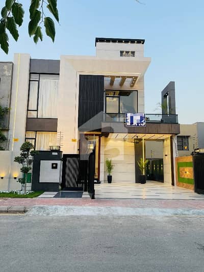 ٹاپ سٹی 1 اسلام آباد میں 5 کمروں کا 10 مرلہ مکان 3.7 کروڑ میں برائے فروخت۔