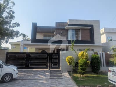 A block 1 kanal luxury house available for rent