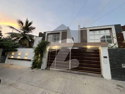 Three Bed DD Apartment For Sale On 1st Floor With Car Parking , Near Ziauddin Hospital, New Building.