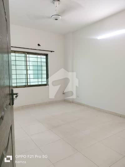 12 MARLA 4 BEDROOM FLAT AVAILBLE FOR RENT IN ASKARI 11 LAHORE