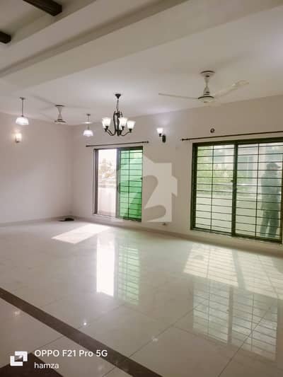 10 MARLA 3 BEDROOM FLAT AVAILBLE FOR RENT IN ASKARI 11 LAHORE