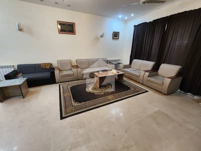 28 LUXURIOUS 4 KANAL FULLHOUSE FOR RENT IN F-7
