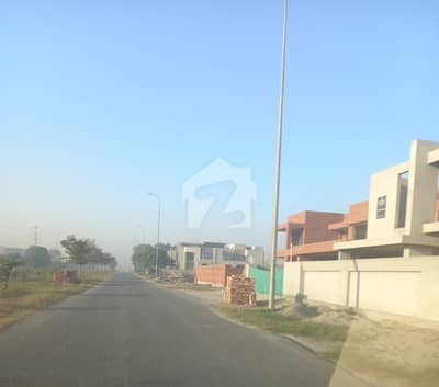 ڈی ایچ اے فیز 8 - بلاک وائے فیز 8,ڈیفنس (ڈی ایچ اے),لاہور میں 1 کنال رہائشی پلاٹ 2.9 کروڑ میں برائے فروخت۔