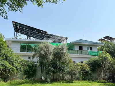 F-10 Triple Storey Bungalow Back Open Huge Lawn
