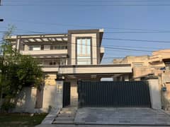 واپڈا ٹاؤن لاہور میں 8 کمروں کا 2 کنال مکان 4.0 لاکھ میں کرایہ پر دستیاب ہے۔