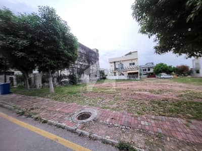 5 marla possessionable plot for sale