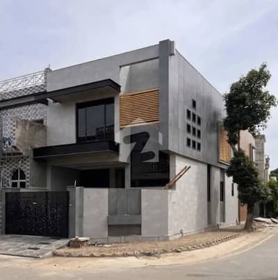 جوہر ٹاؤن لاہور میں 5 کمروں کا 7 مرلہ مکان 5.25 کروڑ میں برائے فروخت۔