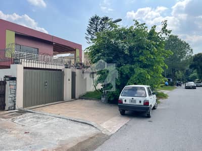 F-7 Independent Ground Portion 3 Bedrooms With Air Conditioners And Curtains Front Garden