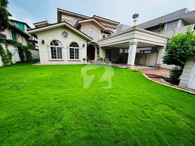 2 KANAL BEAUTIFUL BARAND NEW HOUSE TOP LOCATION EXCELLENT WASHROOMS MODREN FETING AND FIXTURES 11 BED ROOMS GREEN LAWN