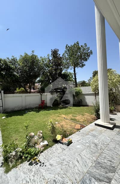 F10 555 Square yard Excellent And Modern Tile Floor House Top Location Modern Fitting And Fixtures Beautiful Green Lawn