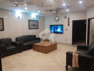 طارق گارڈنز لاہور میں 5 کمروں کا 10 مرلہ مکان 1.55 لاکھ میں کرایہ پر دستیاب ہے۔