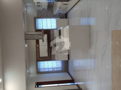 1000/Yard House For Rent