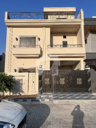 سٹی ولاز وزیر آباد روڈ,سیالکوٹ میں 5 کمروں کا 7 مرلہ مکان 4.3 کروڑ میں برائے فروخت۔
