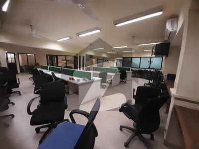 شاہراہِ فیصل کراچی میں 18 مرلہ دفتر 5.0 کروڑ میں برائے فروخت۔