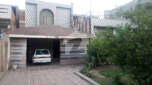 بوسان روڈ ملتان میں 6 کمروں کا 1 کنال مکان 5.5 کروڑ میں برائے فروخت۔