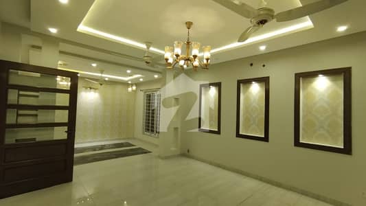 بحریہ ٹاؤن فیز 3 بحریہ ٹاؤن راولپنڈی,راولپنڈی میں 5 کمروں کا 1 کنال مکان 9.25 کروڑ میں برائے فروخت۔