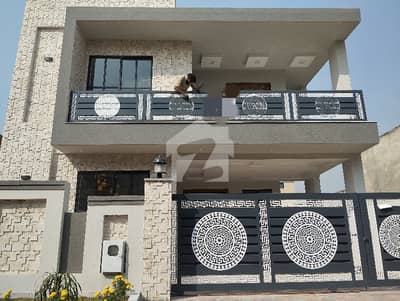 بحریہ ٹاؤن فیز 3 بحریہ ٹاؤن راولپنڈی,راولپنڈی میں 5 کمروں کا 10 مرلہ مکان 5.5 کروڑ میں برائے فروخت۔