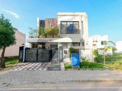 A 8 Marla House In Lahore Is On The Market For sale
