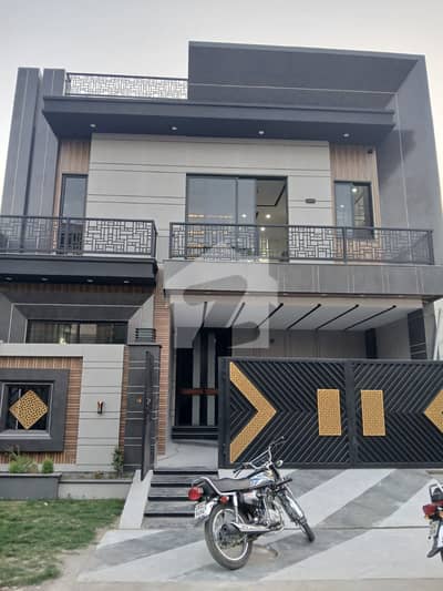 ایل ڈی اے ایوینیو لاہور میں 6 کمروں کا 10 مرلہ مکان 4.5 کروڑ میں برائے فروخت۔