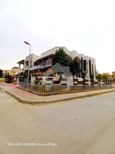Corner Park Facing 14 Marla House For Sale