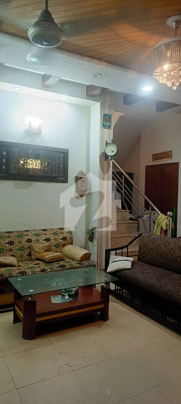 علامہ اقبال ٹاؤن لاہور میں 5 کمروں کا 10 مرلہ مکان 4.25 کروڑ میں برائے فروخت۔