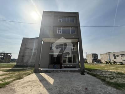 8 Marla Prime Commercial Plaza for Sale in Paragon Ciy