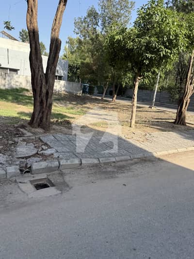 10 Marla Corner Plot For Sale