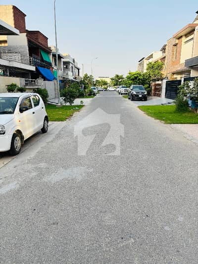 10 MARLA WELL MAINTAINED HOUSE WITH BASEMENT AVAILABLE FOR SALE IN PARAGON CITY