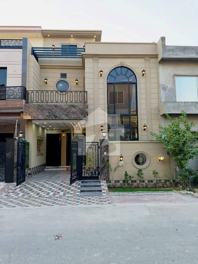 ڈی ایچ اے 9 ٹاؤن ڈیفنس (ڈی ایچ اے),لاہور میں 3 کمروں کا 5 مرلہ مکان 2.5 کروڑ میں برائے فروخت۔