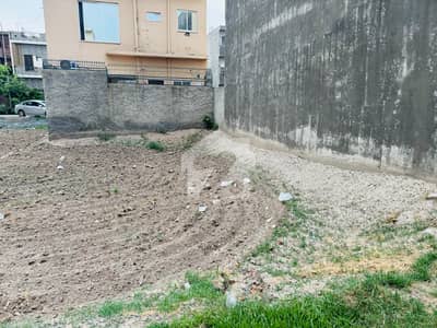 10 Marla Full Paid Plot For Sale On 40 Ft Road - Crystal Block
