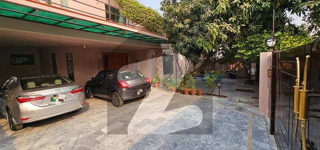 One Kanal Used Modern Design Owner Build Bungalow For Sale At Prime Location Of DHA Lahore Near To Park Masjid & Commercial Market.
