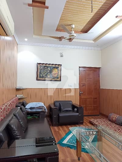 گلستان کالونی نمبر 1 فیصل آباد میں 5 کمروں کا 10 مرلہ مکان 4.5 کروڑ میں برائے فروخت۔