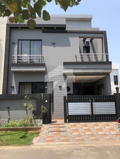 5 Marla Brand New Modern Design Lavish House For Sale In Park View City Lahore | For Discounted Price And Original Pictures Download The App "Signature Lands".