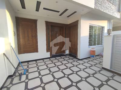 جی ۔ 13 اسلام آباد میں 4 کمروں کا 4 مرلہ مکان 3.85 کروڑ میں برائے فروخت۔