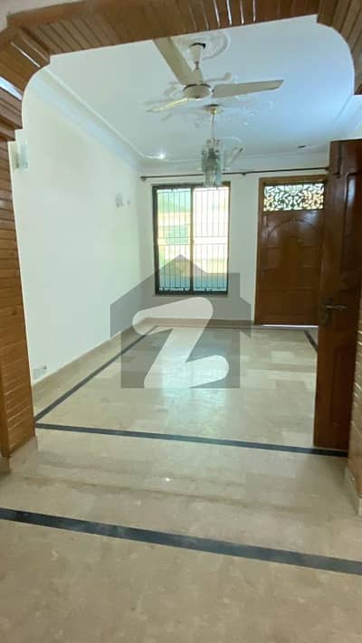 8 Marla Double story house 5becrooms A/Bathrooms DD car pakring good location