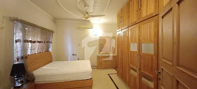 ONE KANAL BEAUTIFUL HOUSE AVALIABLE FOR RENT IN DHA PHASE 4 GG BLOCK