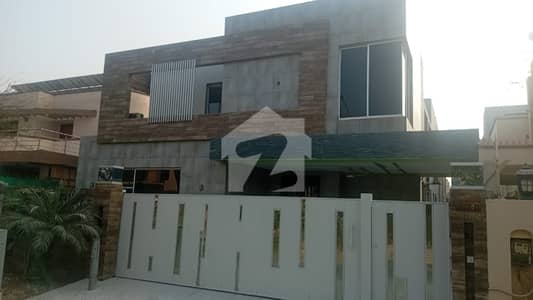 ڈی ایچ اے فیز 5 - بلاک ڈی فیز 5,ڈیفنس (ڈی ایچ اے),لاہور میں 5 کمروں کا 1 کنال مکان 4.25 لاکھ میں کرایہ پر دستیاب ہے۔
