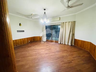 ایف ۔ 8 اسلام آباد میں 4 کمروں کا 1 کنال مکان 6.0 لاکھ میں کرایہ پر دستیاب ہے۔