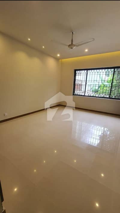 F8 1000SQY NEWLY RENOVATED UPPER PORTION 4 BEDROOMS TILED FLOORING SEPARATE PARKING BEST LOCATION